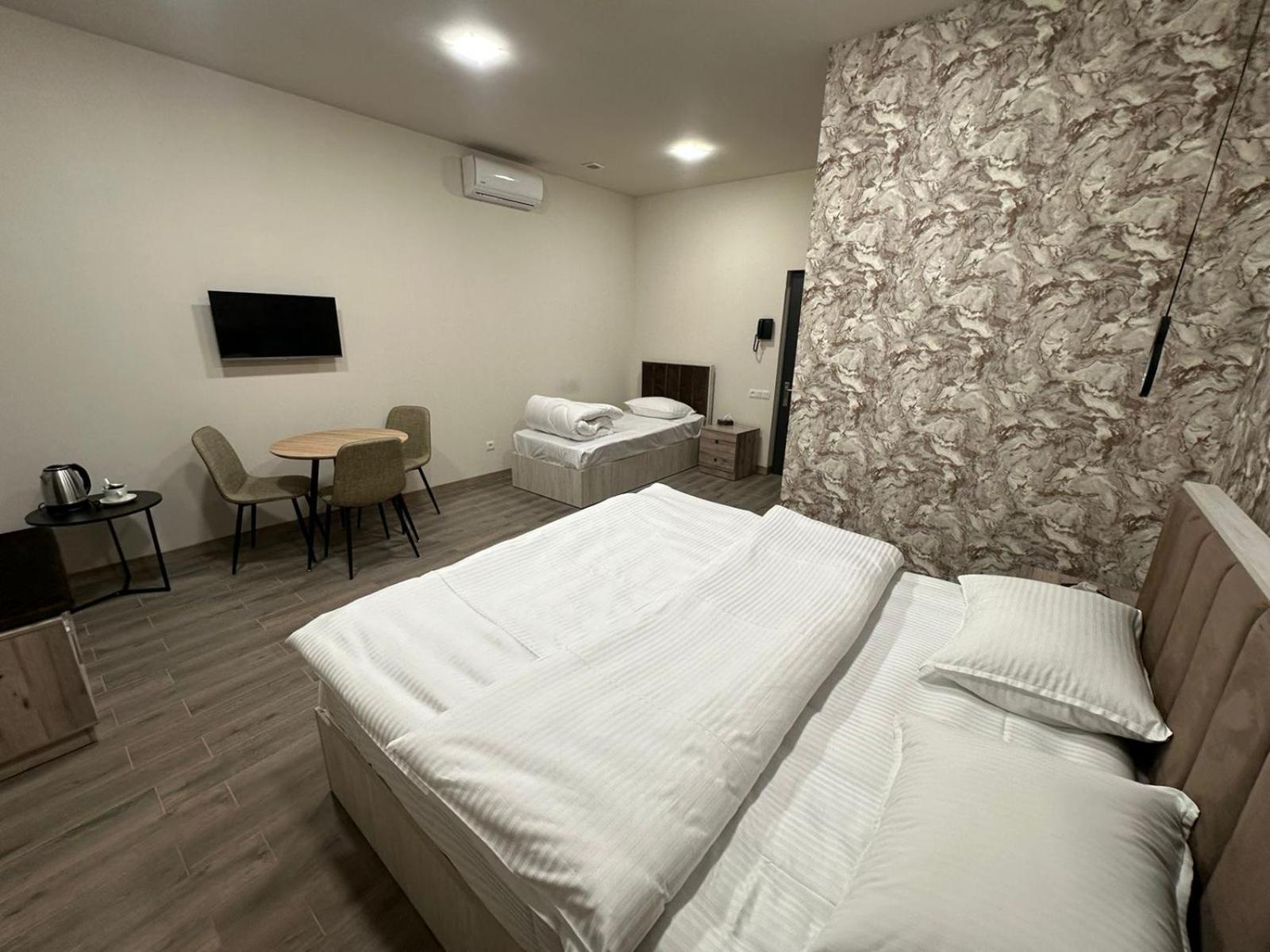 Lux Plaza Touristic hotel near EVN airport P'arak'ar Exterior foto
