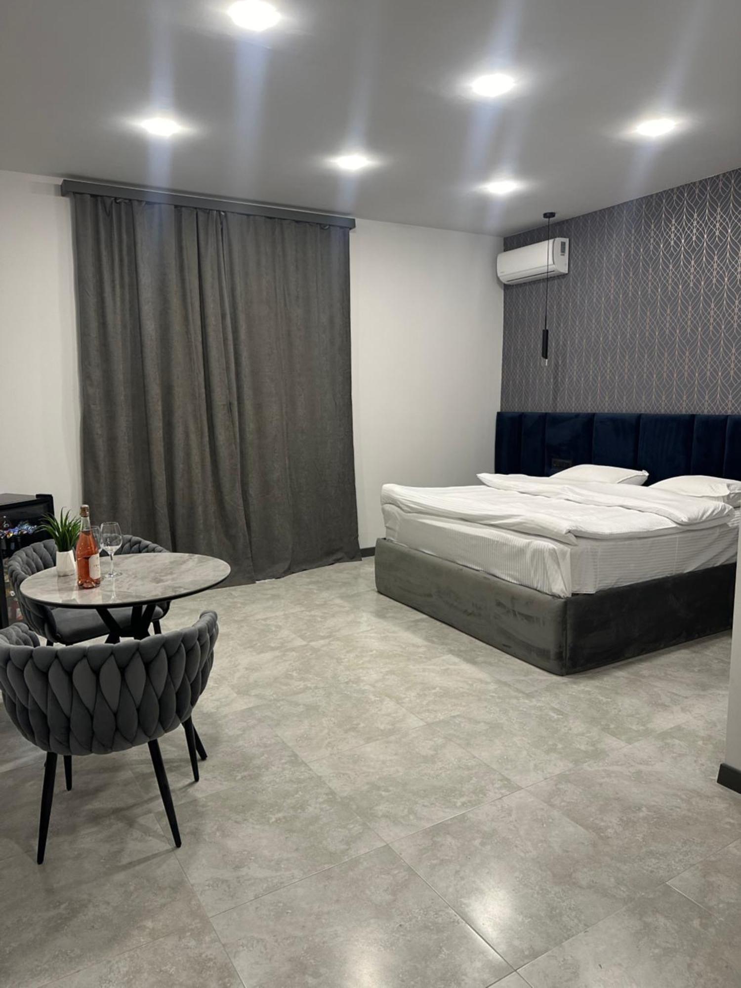 Lux Plaza Touristic hotel near EVN airport P'arak'ar Exterior foto
