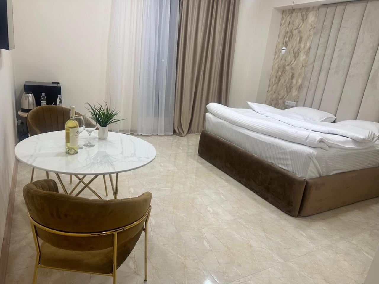 Lux Plaza Touristic hotel near EVN airport P'arak'ar Exterior foto