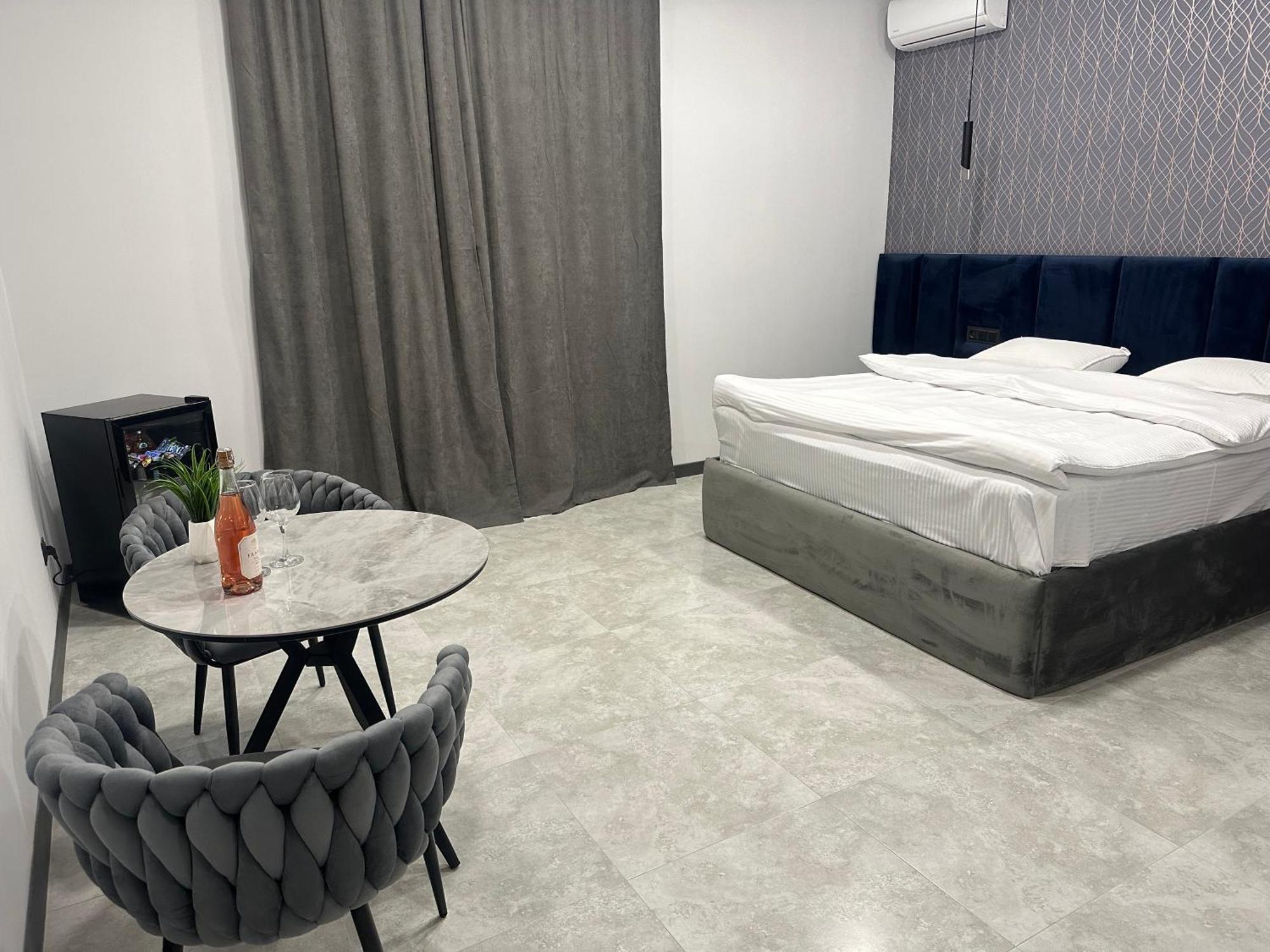 Lux Plaza Touristic hotel near EVN airport P'arak'ar Exterior foto