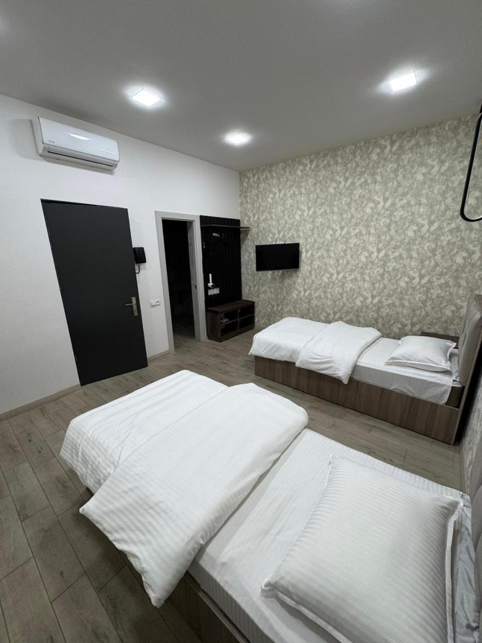 Lux Plaza Touristic hotel near EVN airport P'arak'ar Exterior foto
