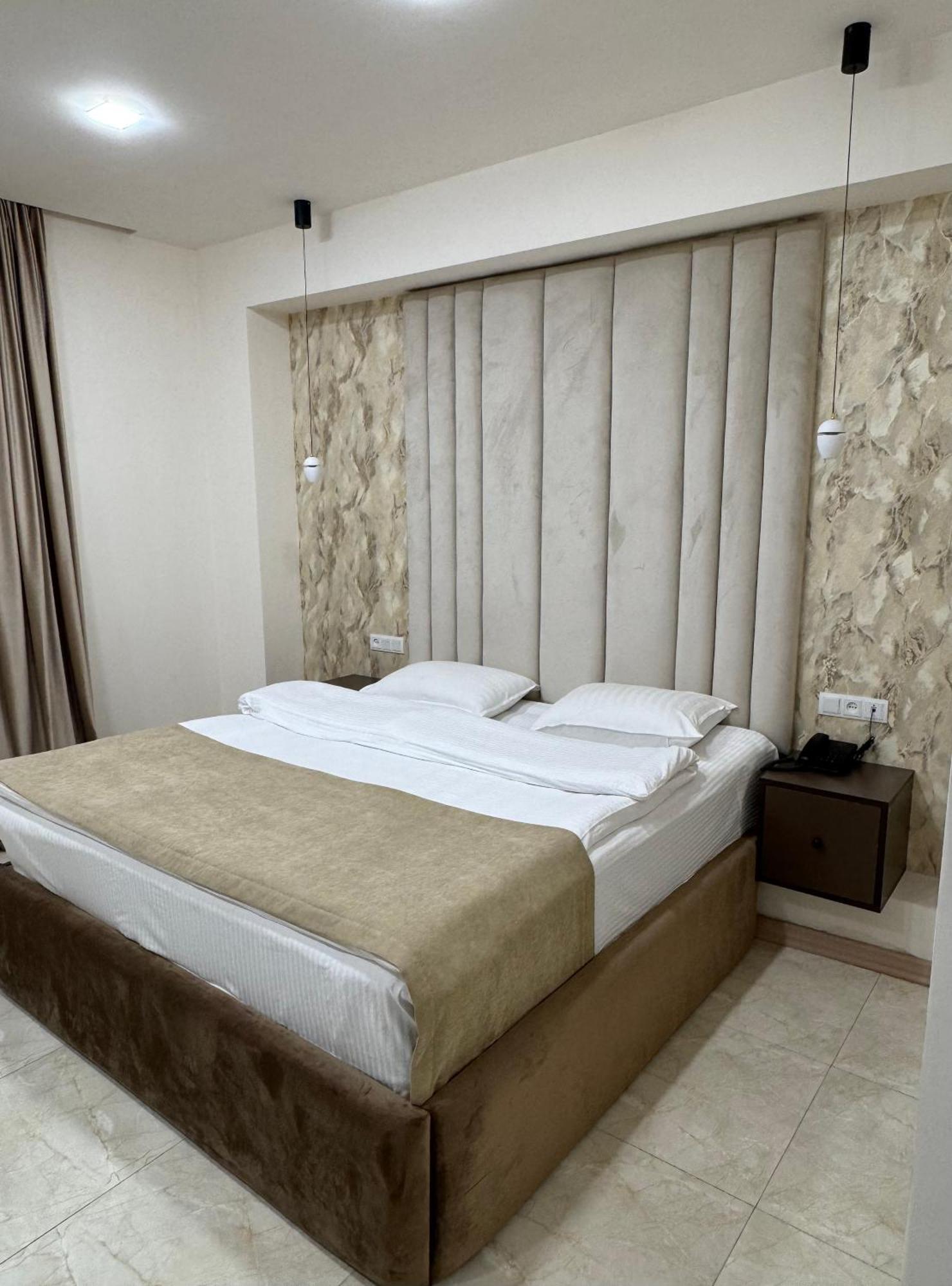 Lux Plaza Touristic hotel near EVN airport P'arak'ar Exterior foto