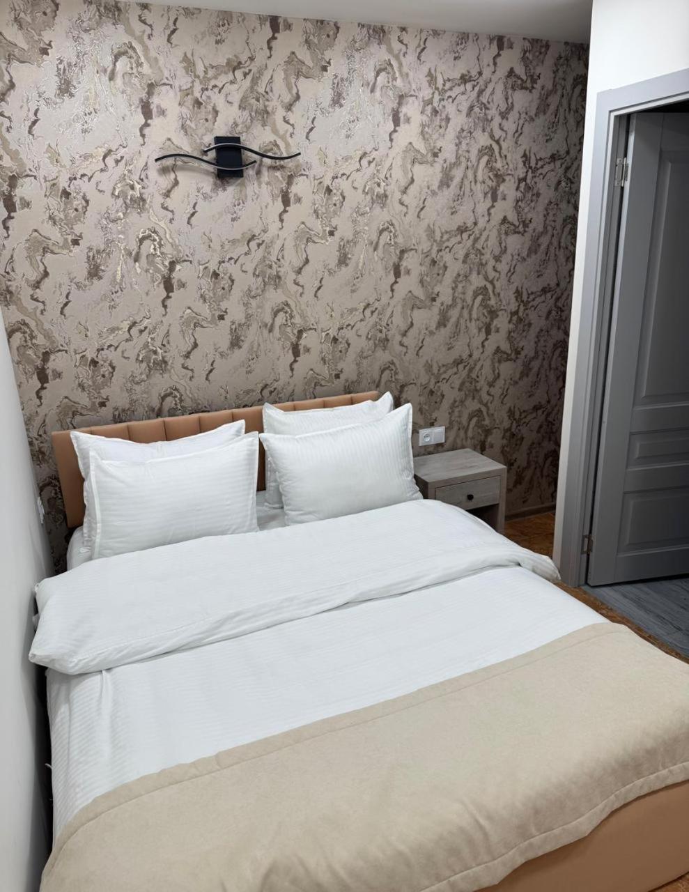 Lux Plaza Touristic hotel near EVN airport P'arak'ar Exterior foto
