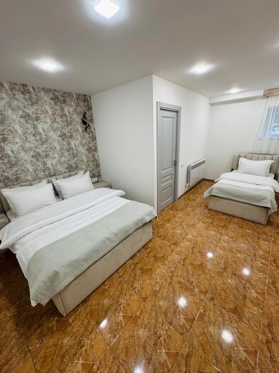 Lux Plaza Touristic hotel near EVN airport P'arak'ar Exterior foto