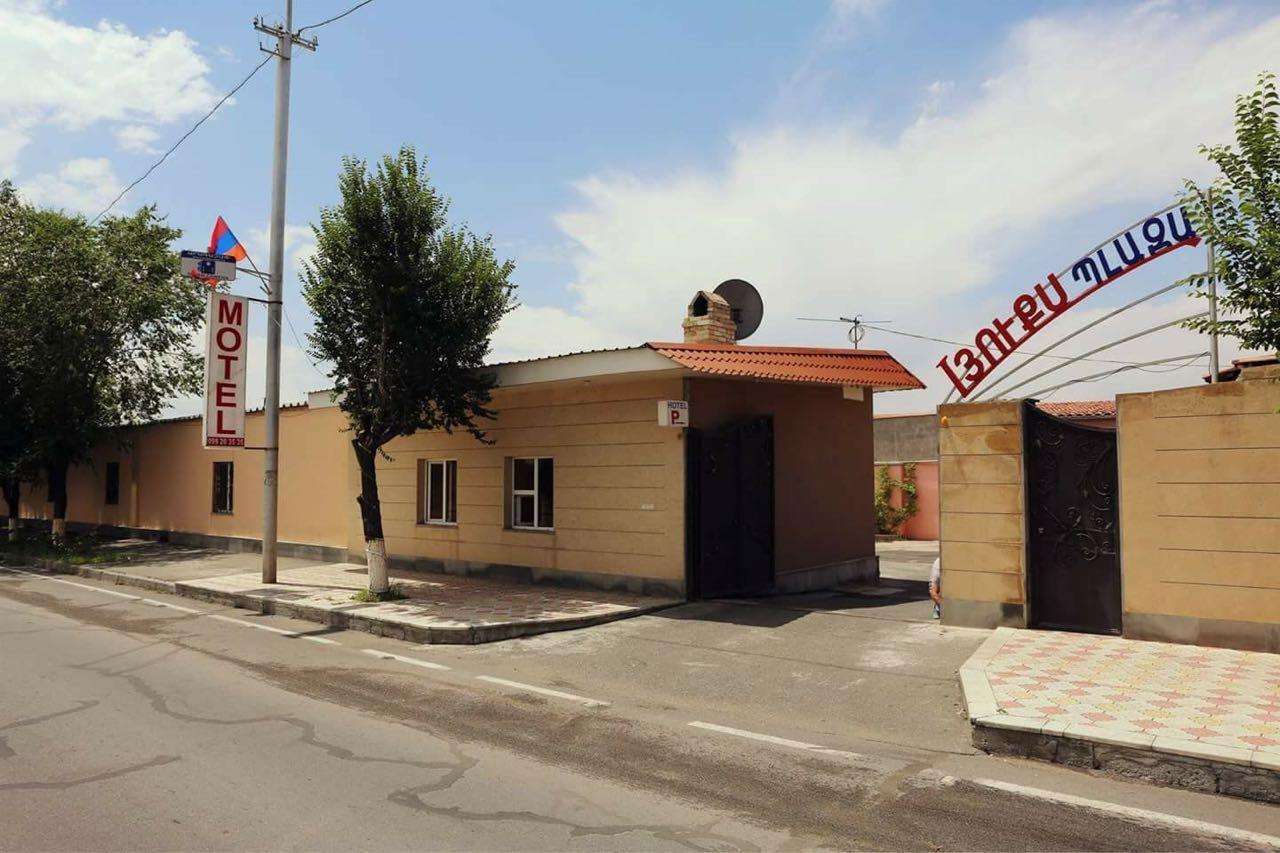 Lux Plaza Touristic hotel near EVN airport P'arak'ar Exterior foto
